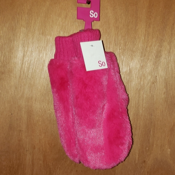 NWT Women's SO Faux Fur Mittens - Pink - Picture 2 of 5